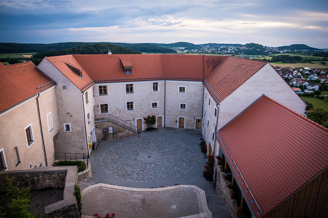 Dziedziniec zamku otoczony czerwonymi dachami, widok z góry